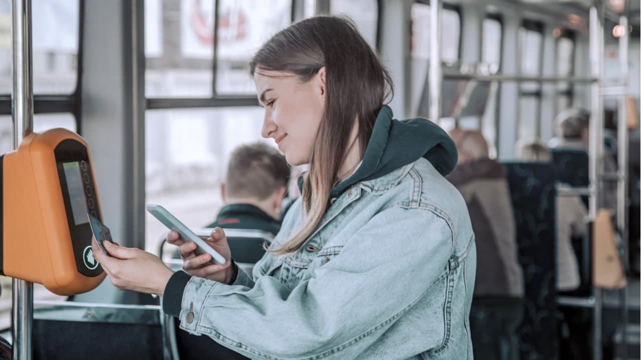 Cartão de débito do C6 Bank passa a ser aceito em catraca de ônibus e metrôs