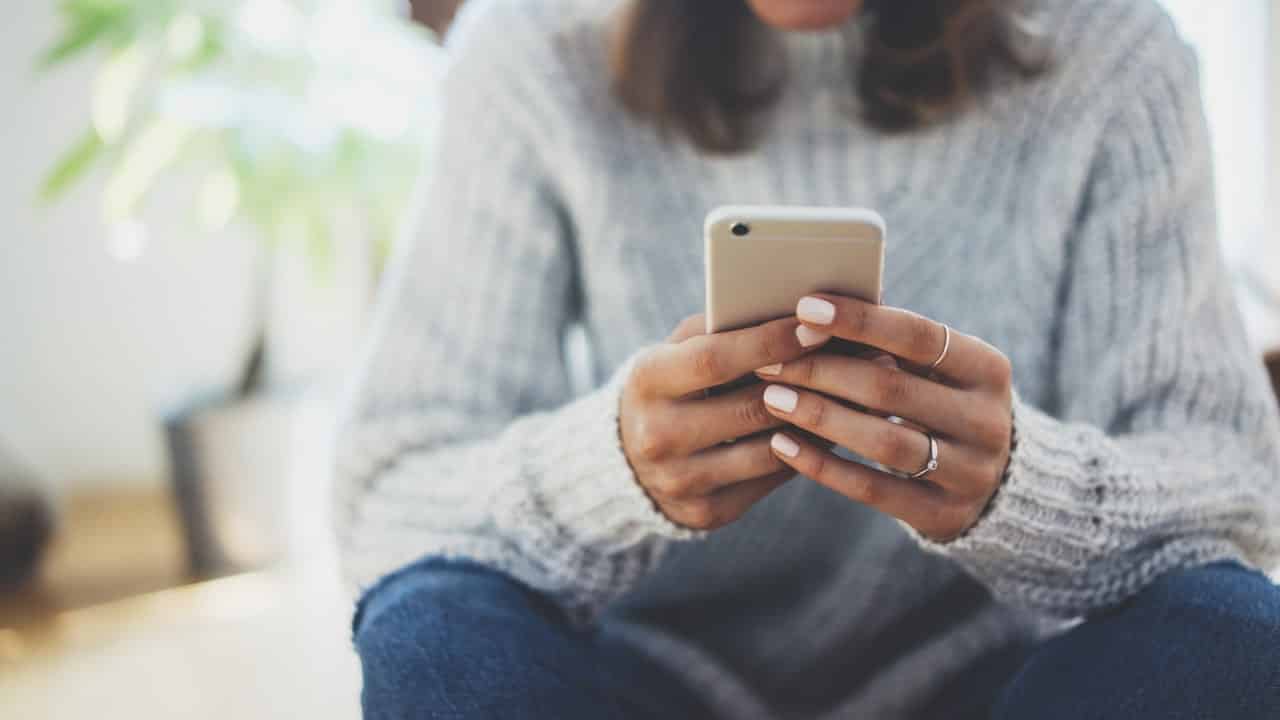 Veja como usar o FGTS para reduzir parcelas de financiamento pelo celular