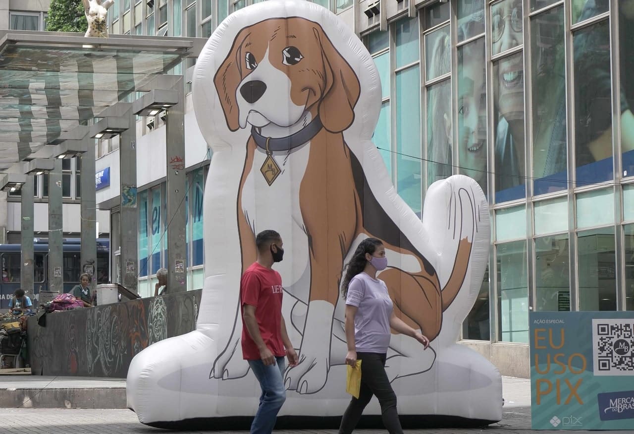 Mercantil do Brasil usa cachorro gigante para comemorar lançamento do PIX