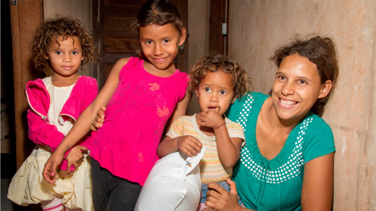 Mães solo poderão ganhar auxílio PERMANENTE de R$ 1200