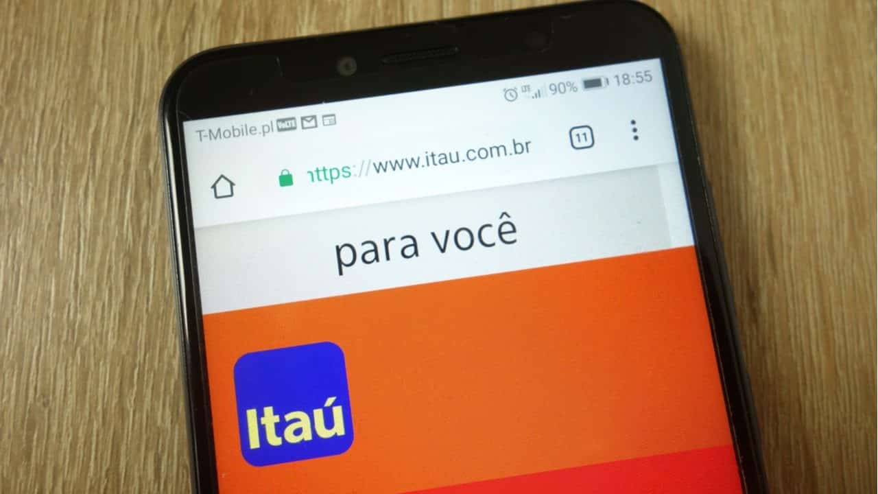 Celular exibindo o site do Itaú em um navegador mobile.