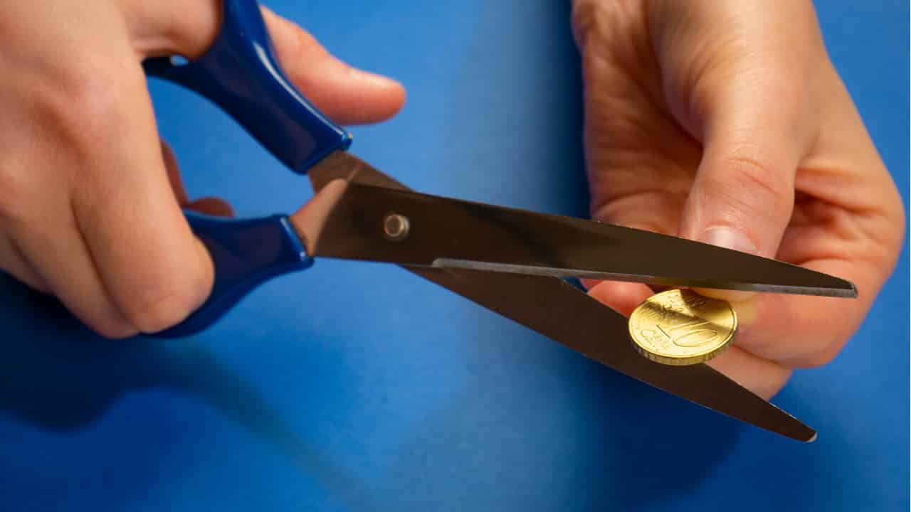 Servidores públicos podem sofrer cortes no salário para bancar volta do auxílio emergencial