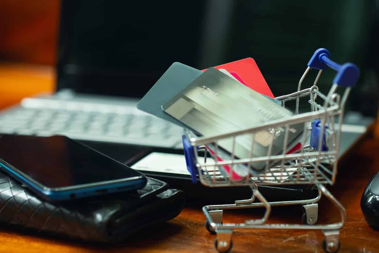 É possível pagar a fatura do cartão de crédito com outro cartão?