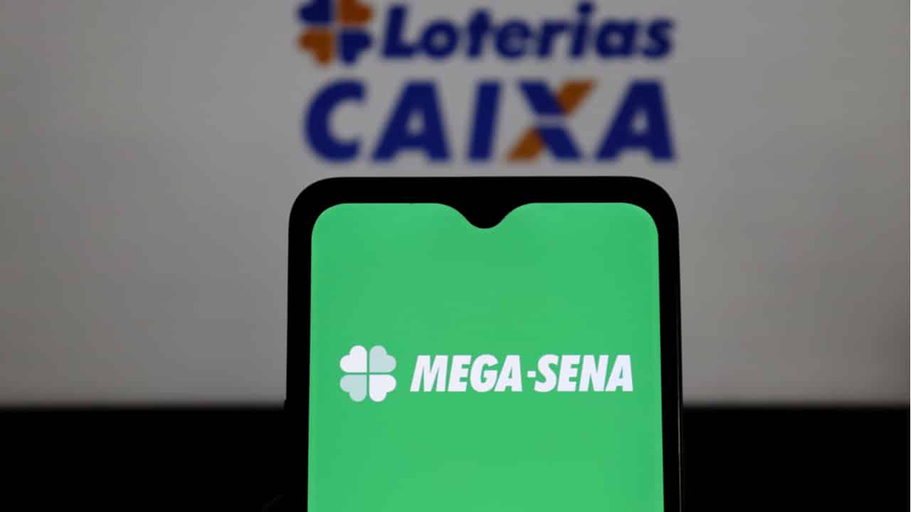Celular mostrando aplicativo da Mega-Sena na tela