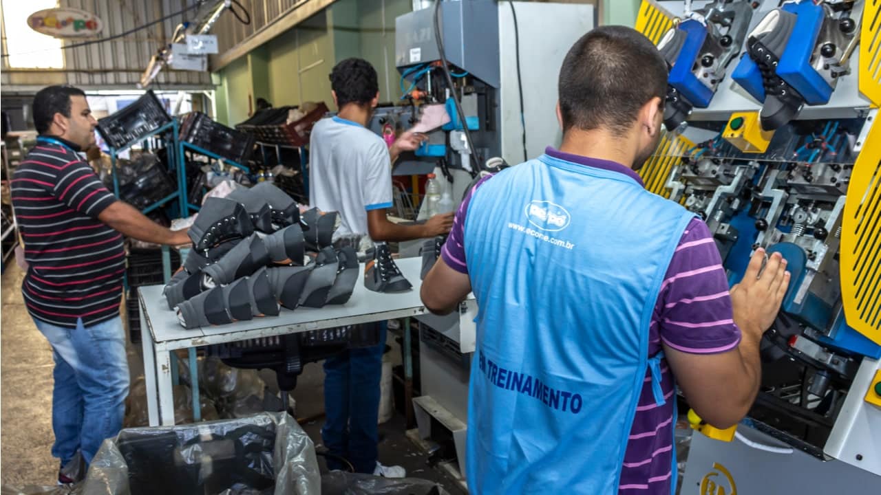 Economia: em seis anos, indústria brasileira perdeu 28 mil empresas, diz IBGE