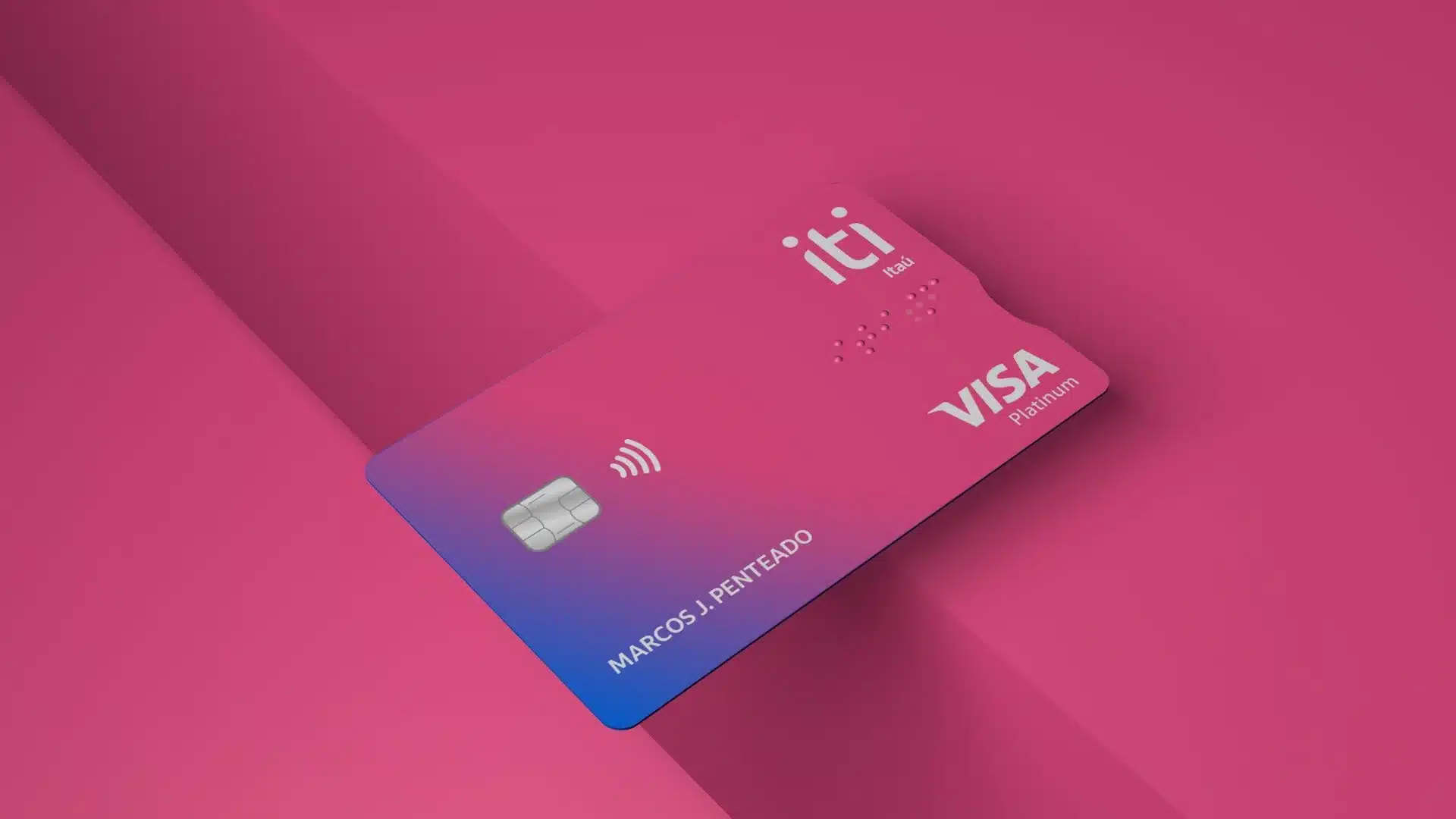 Cliente do iti aponta coincidência nas cores do cartão e banco se posiciona #itiComOrgulho