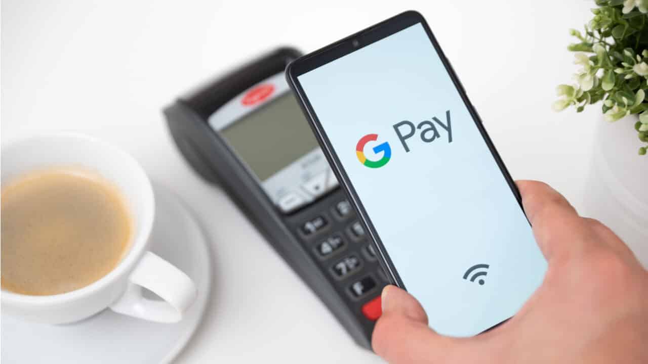 Pessoa fazendo aproximação da carteira digital Google Pay em maquininha