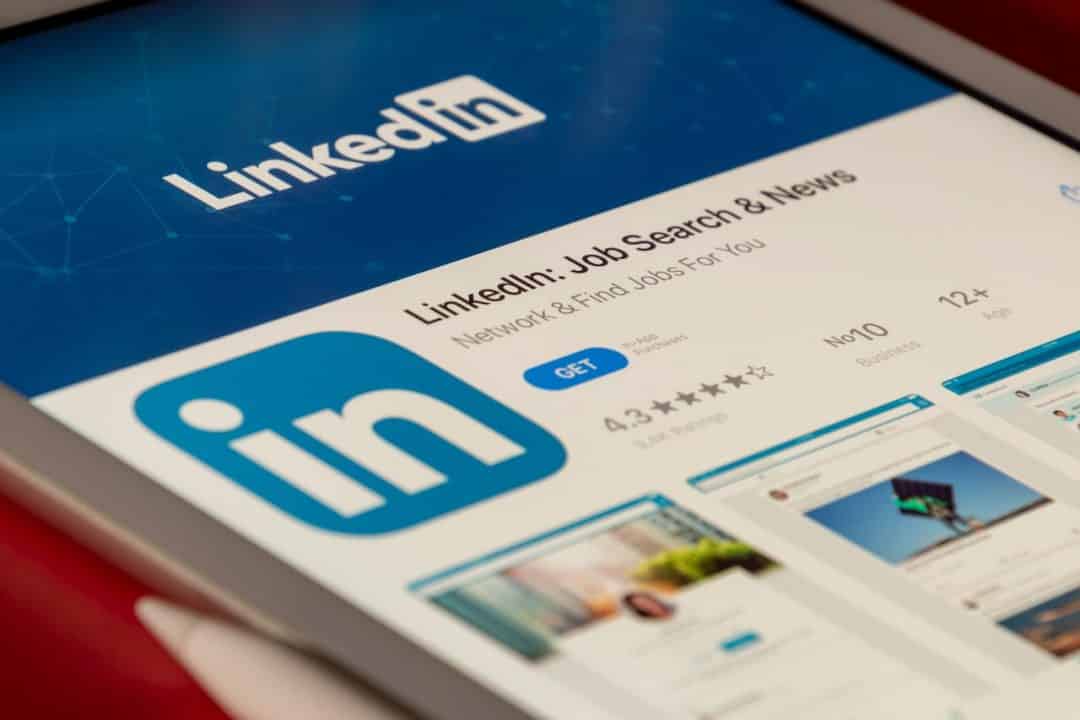 Imagem de tela de smartphone com a interface do LinkedIn sendo exibida.