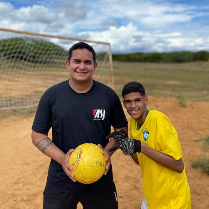 iran-ferreira-o-cara-da-luva-de-pedreiro-e-seu-empresario-allan-jesus-em-quijingue-na-bahia-1649366396265_v2_1x1