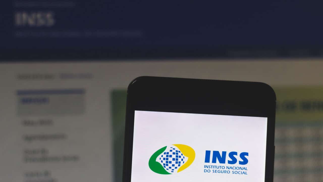 Celular e computador com logo do INSS