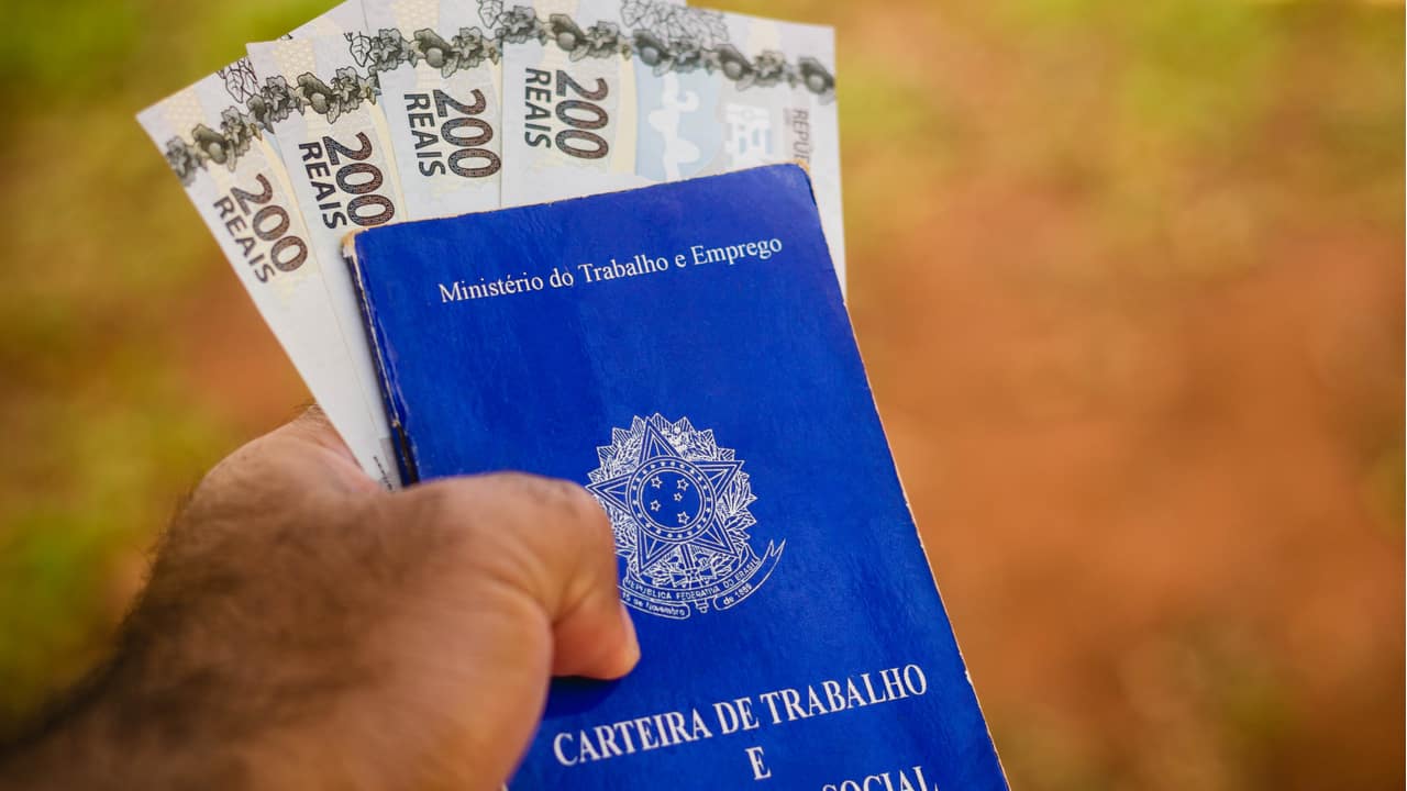 Em um ano, somente 12 de 140 profissões tiveram aumento de salário