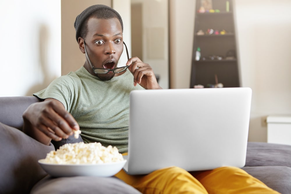 Homem assistindo filme no notebok