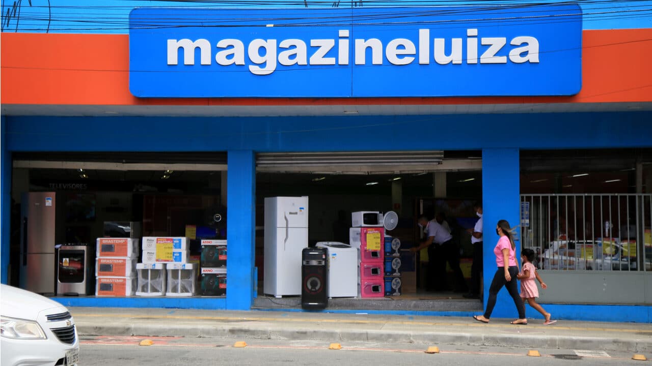 Fachada de uma loja Magalu