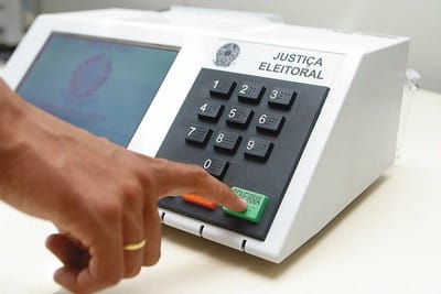 Qual é a diferença entre votar em branco e votar nulo nas eleições?