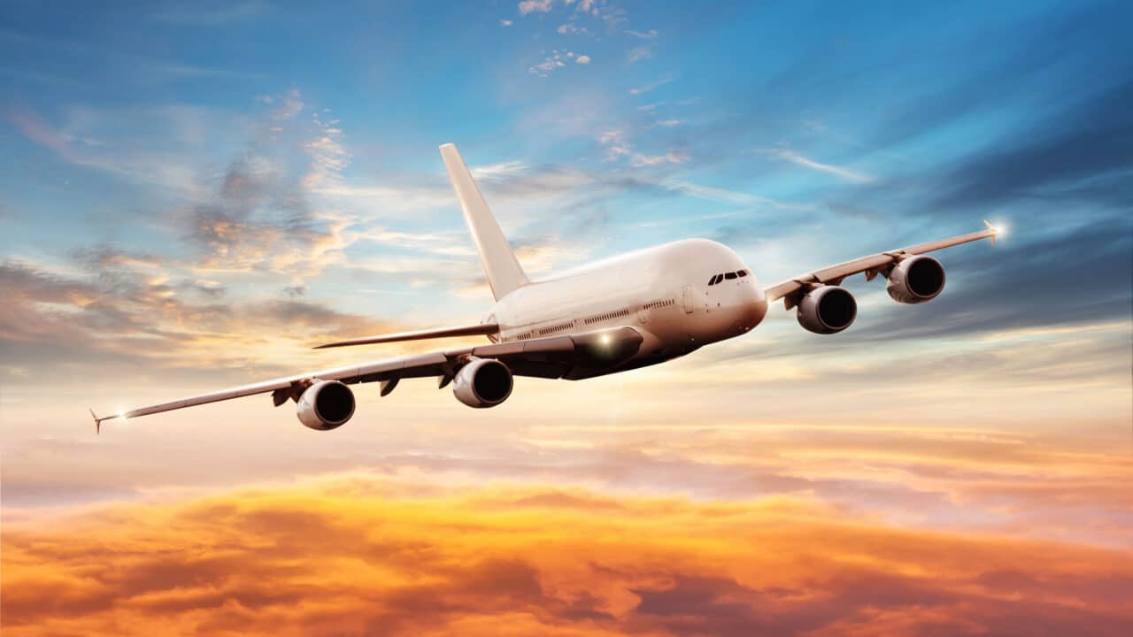 Avião sobrevoando o céu