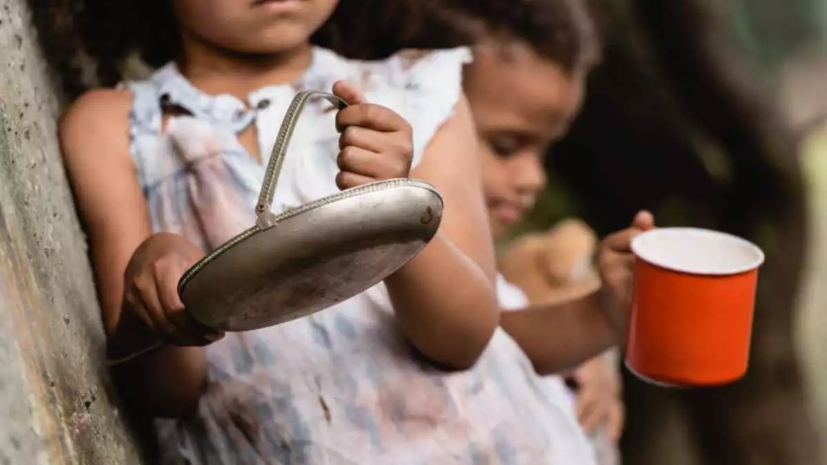 duas-criancas-seguram-prato-sem-comida-imagem-indica-fome-_1_78063