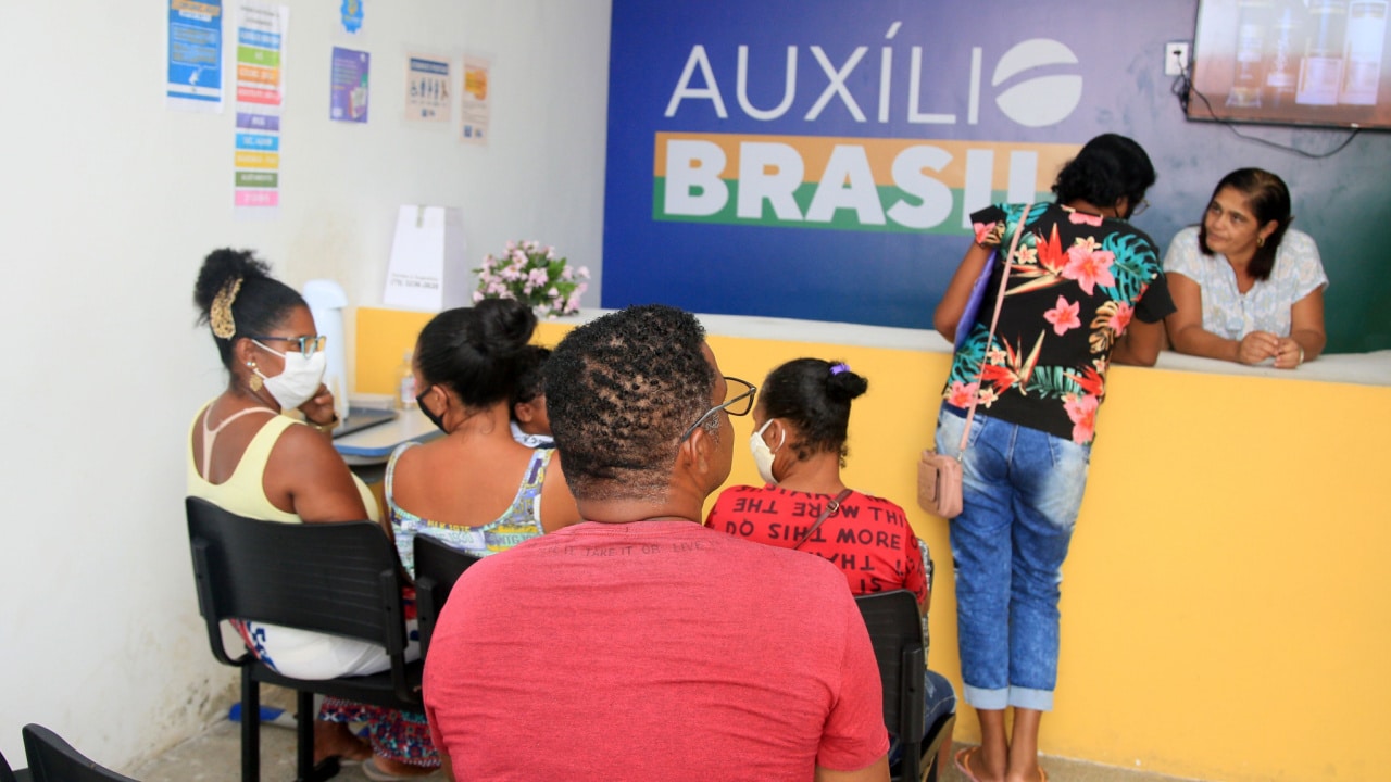 Beneficiários do Auxílio Brasil têm um mês para corrigir dados