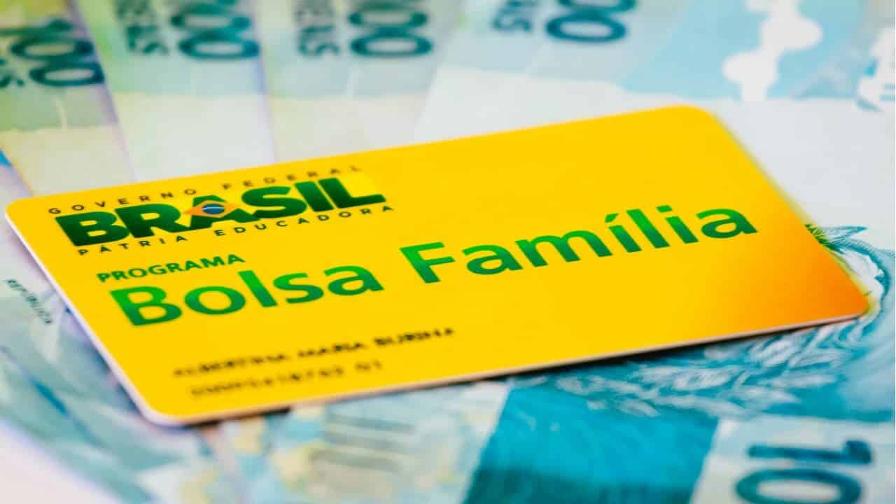 cartão do Bolsa Família e notas de 100 reais