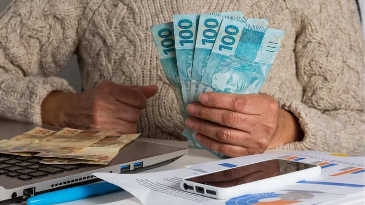 Investir ou guardar? O que fazer com seu 13º salário