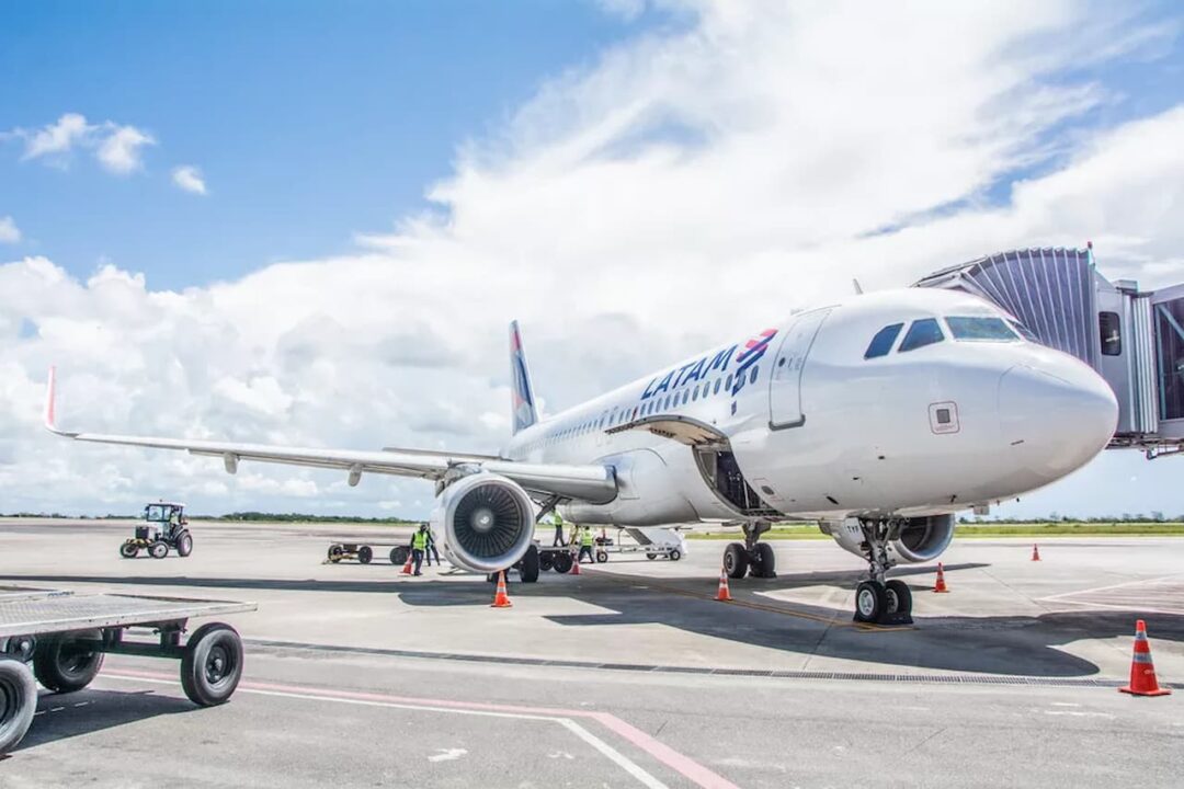 Avião da Latam pousado