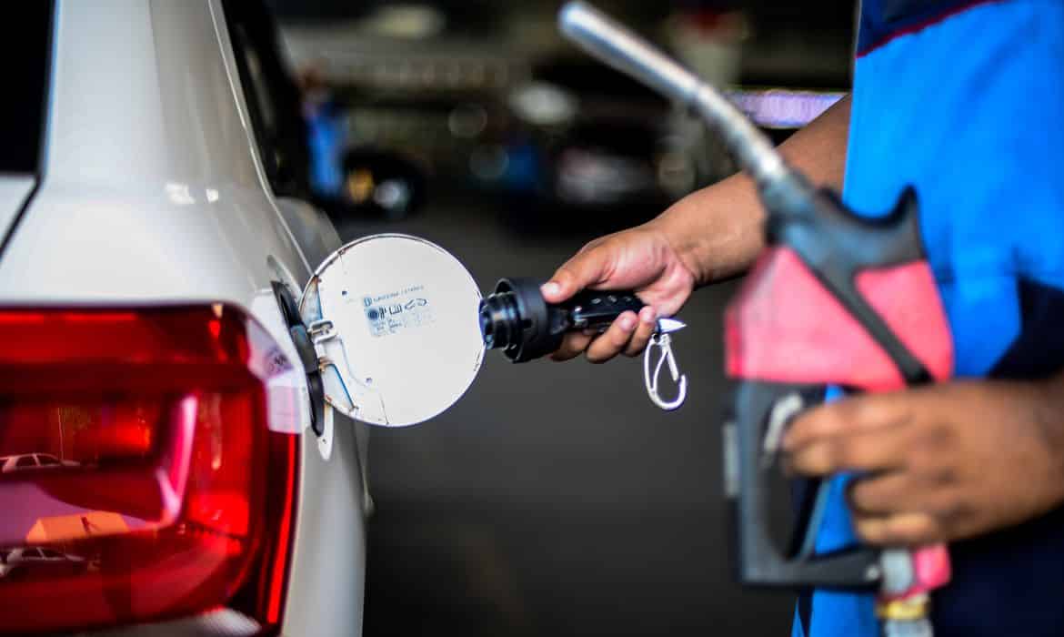 Bomba de combustível abastecendo o carro