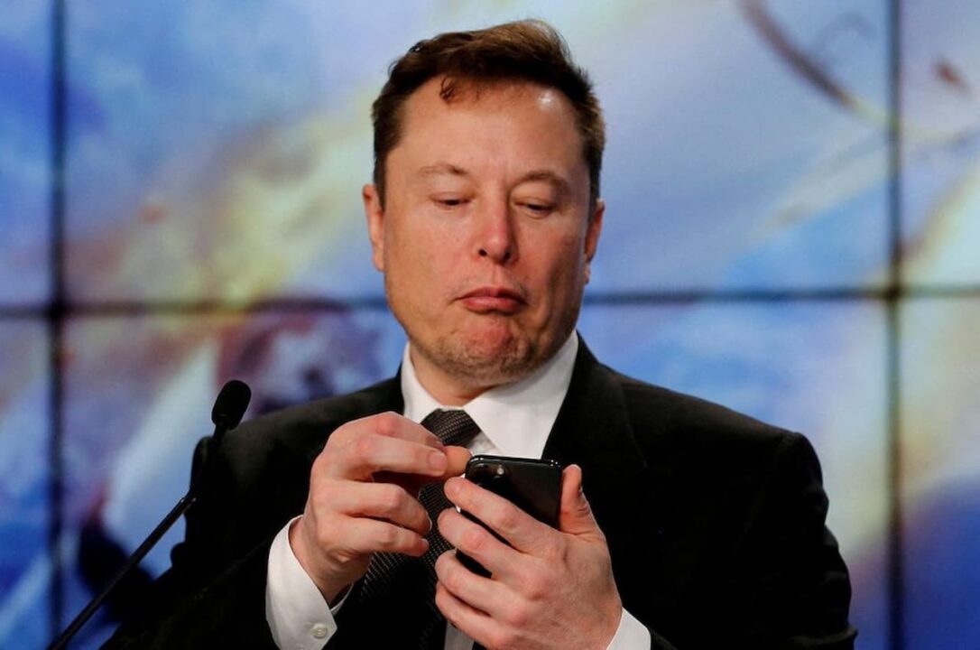 Elon Musk olhando celular