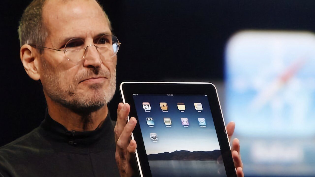 Steve Jobs segurando um iPad