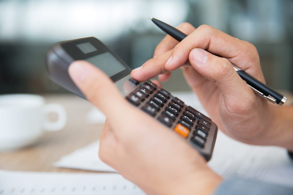 Pessoa usando uma calculadora taxa referencial