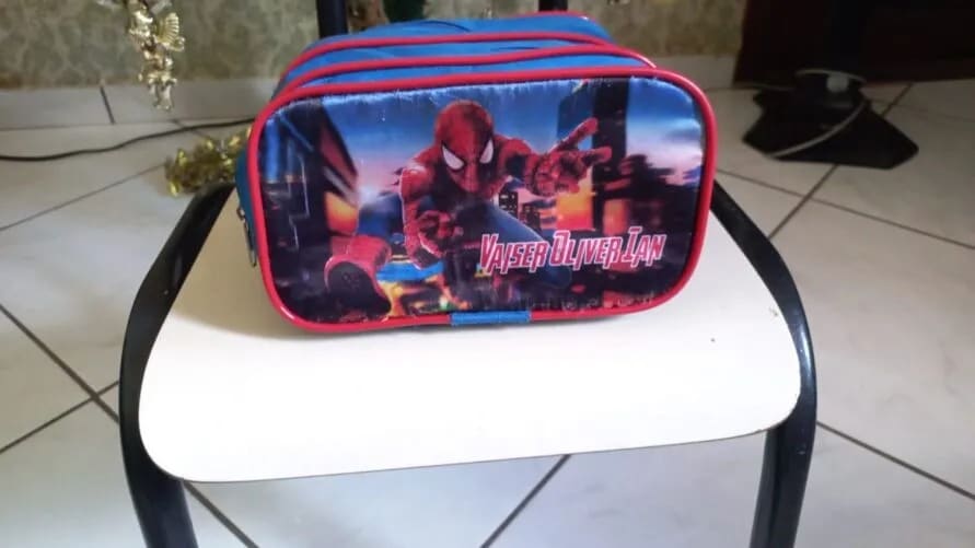 Pai compra estojo na Shopee para o filho e fica com raiva com nome errado