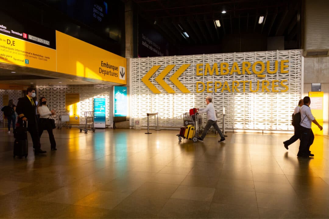 Pessoas em trânsito para viagem no Aeroporto de Guarulhos