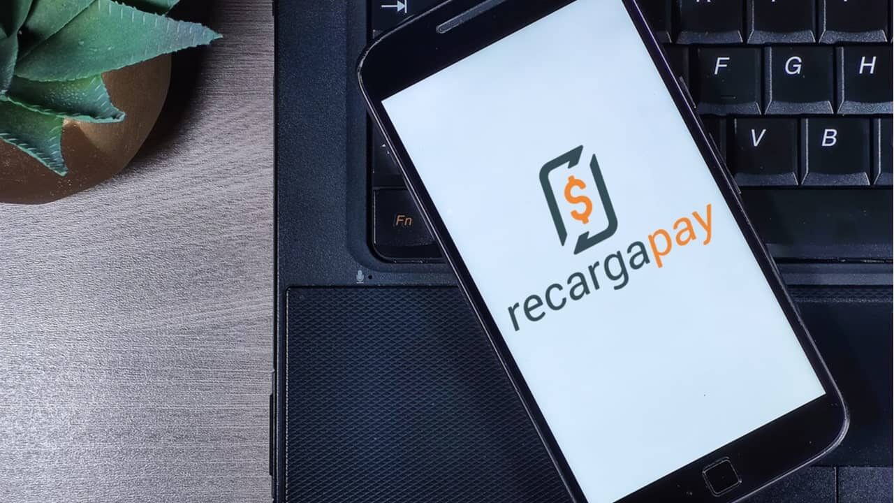 Tela de celular mostra o app de pagamentos RecargaPay