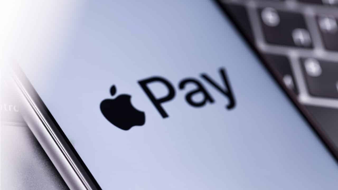 Tela de celular com logo da carteira digital Apple Pay