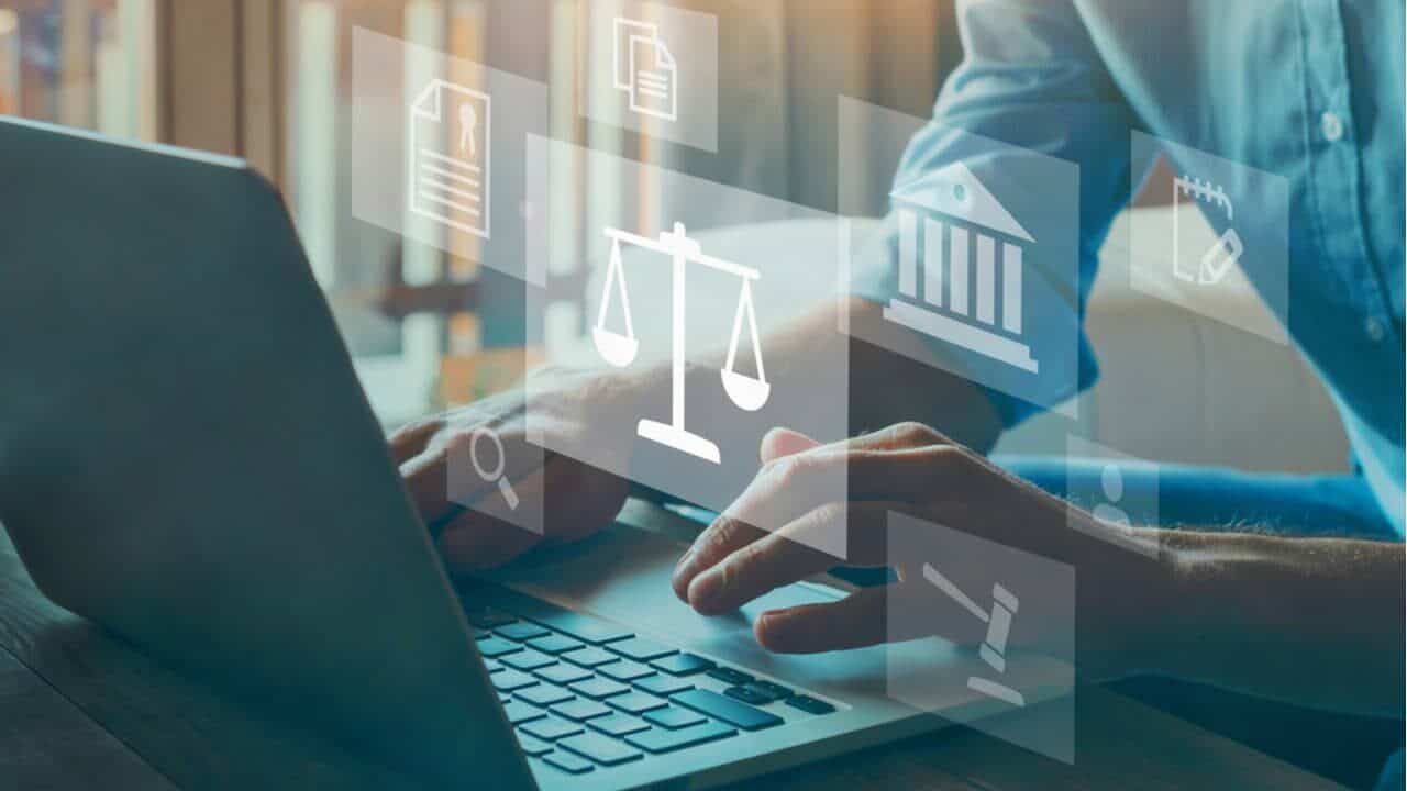 homem estuda direitos trabalhistas pelo notebook