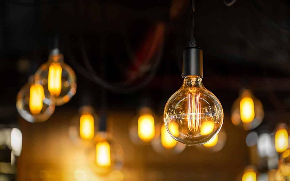 lampadas penduradas e acesas