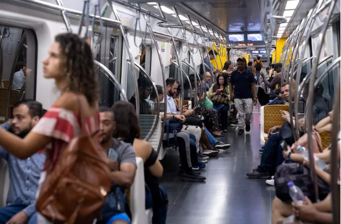 Pessoas dentro do transporte público