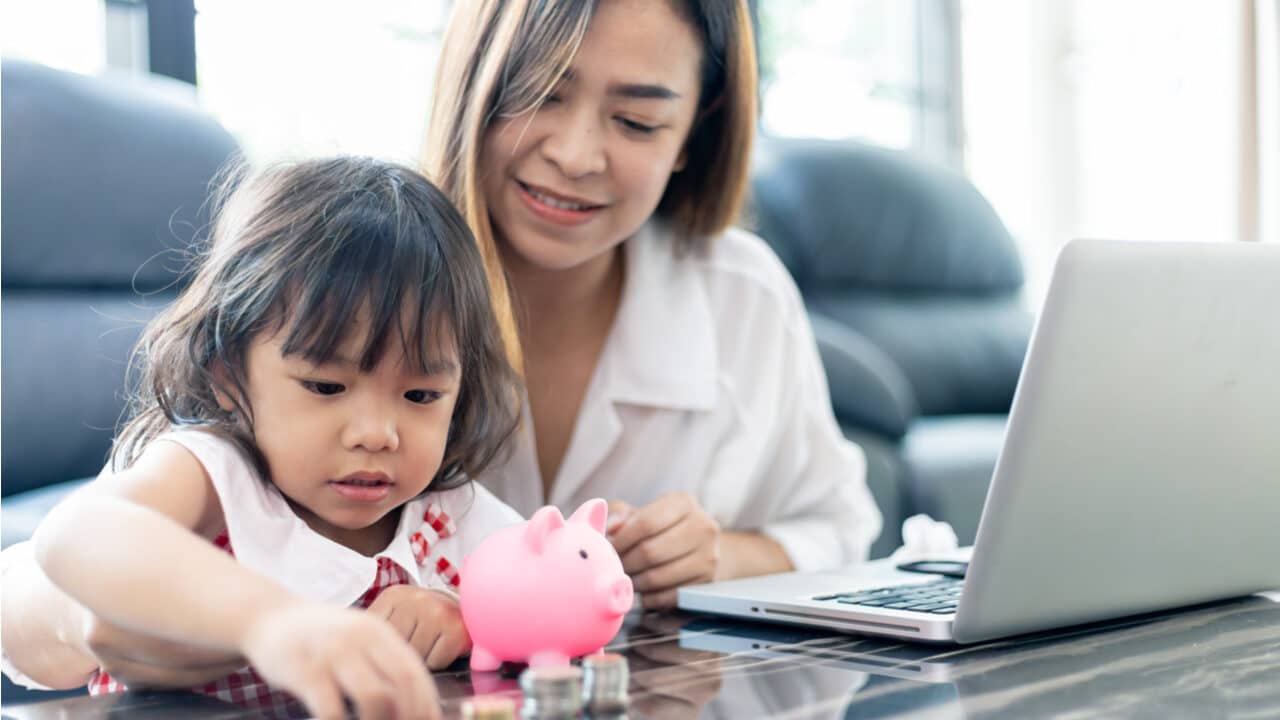 Mãe solo brincando com sua filha pequena mãe-solo reserva financeira
