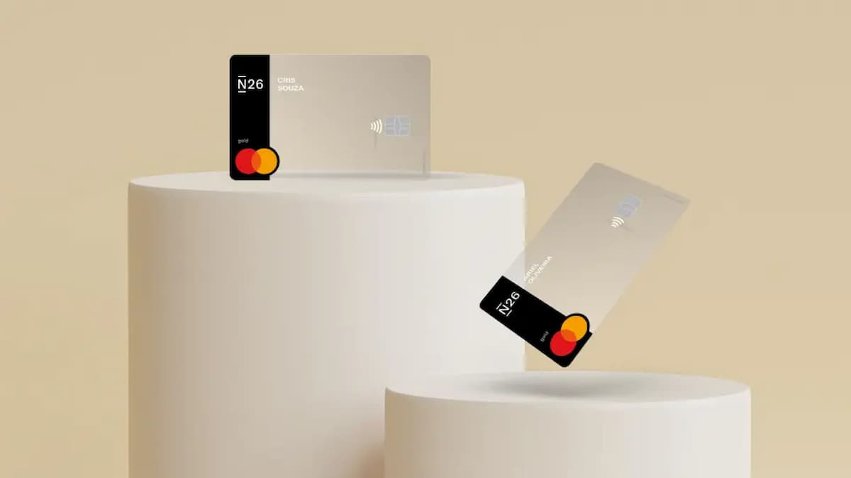 Imagem de divulgação com dois cartões transparentes da N26.