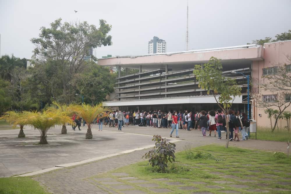 Governo bloqueia milhões do orçamento de universidades públicas