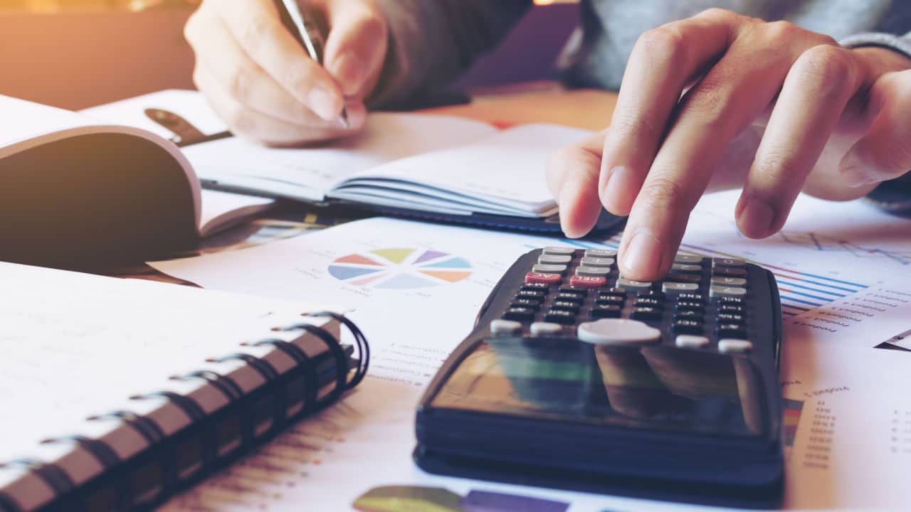 mão utilizando calculadora