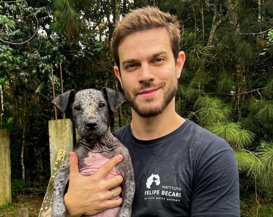 Deputado federal eleito Felipe Becari segurando um cachorro