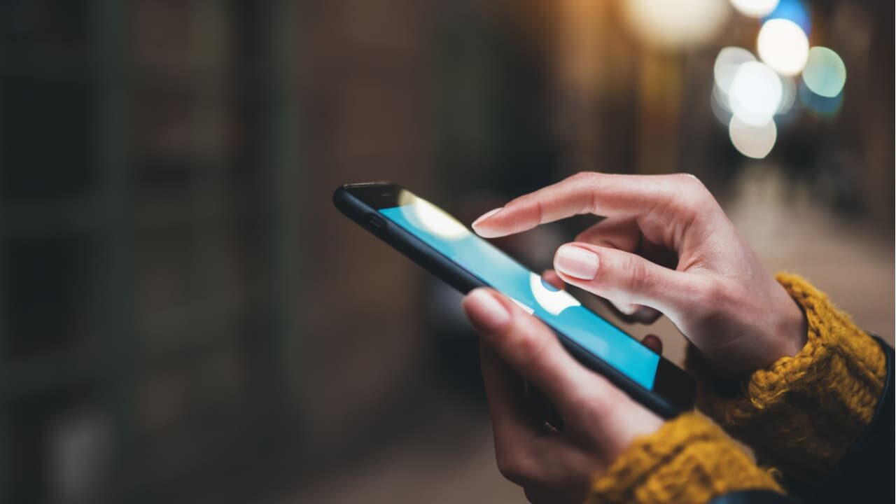 Pessoa segurando um celular