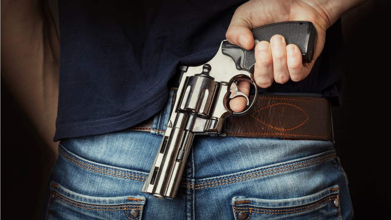 Dono de bar tenta assassinar clientes por reclamarem do atendimento