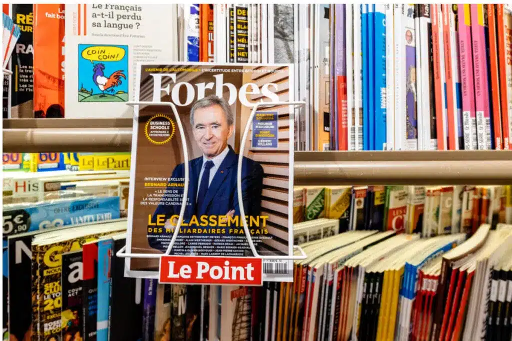 Capa da Forbes com as 10 pessoas mais ricas do mundo em 2022