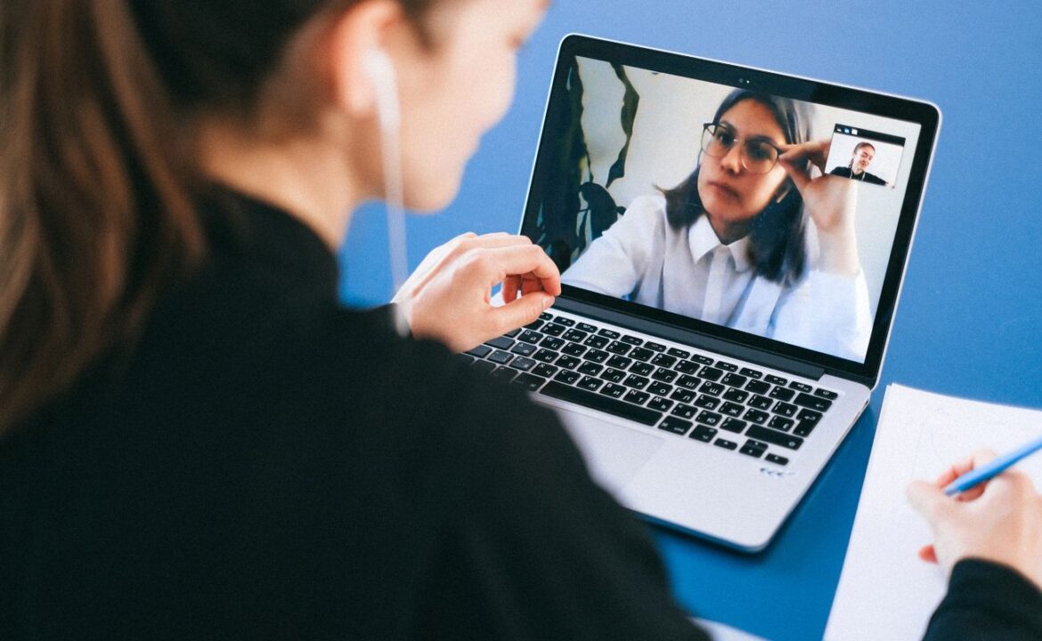imagem mostra pessoas conversando através de chamada de vídeo que já pode ter tradução em tempo real