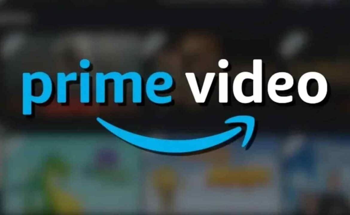 Logo da Prime Video, plataforma de streaming da Amazon com fundo mostrando, de forma embaçada, alguns vídeos
