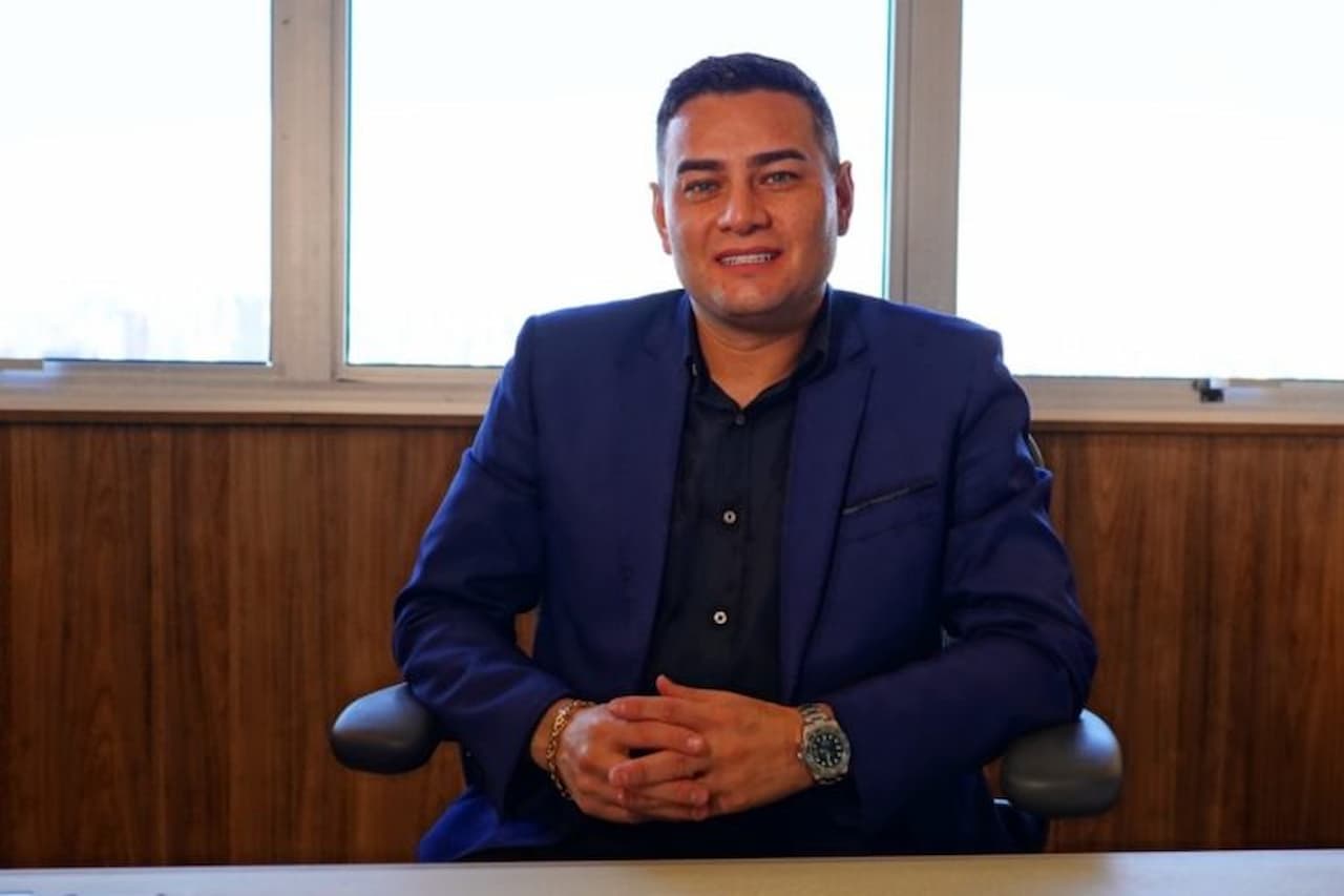 Empresário que foi abandonado no lixo quando era bebê hoje fatura R$ 18 milhões