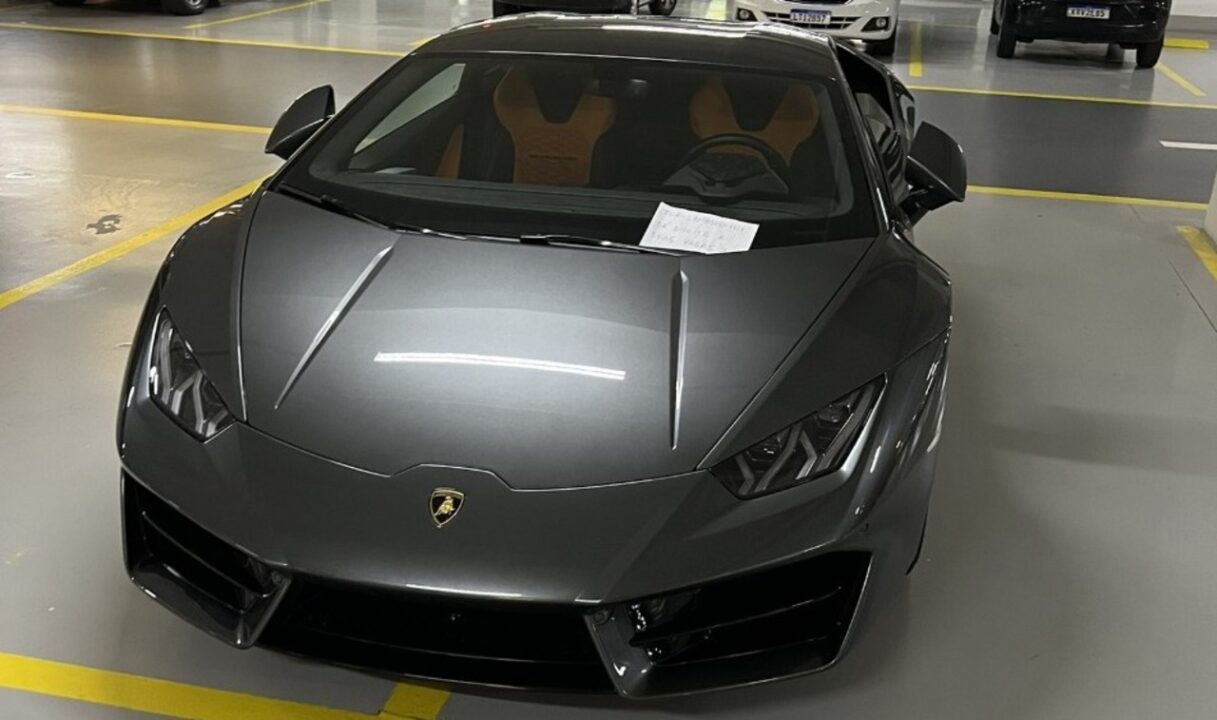 Lamborghini ocupando duas vagas em estacionamento