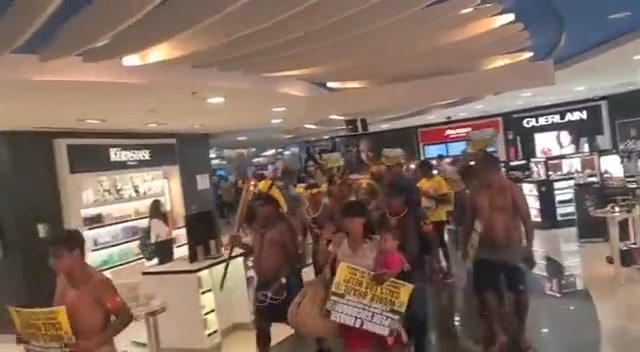 Indígenas protestando no aeroporto de Brasília