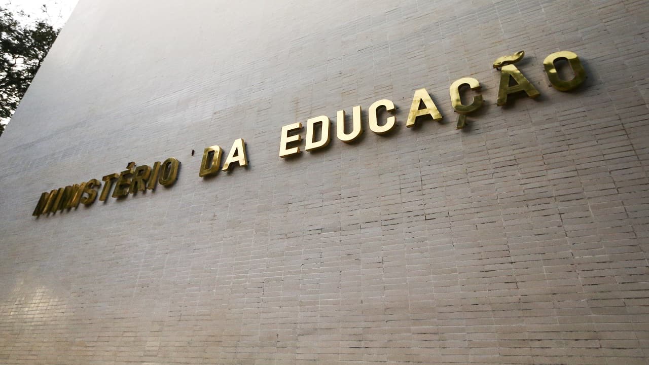 MEC abre vagas remotas com altos salários e seleção simplificada; confira
