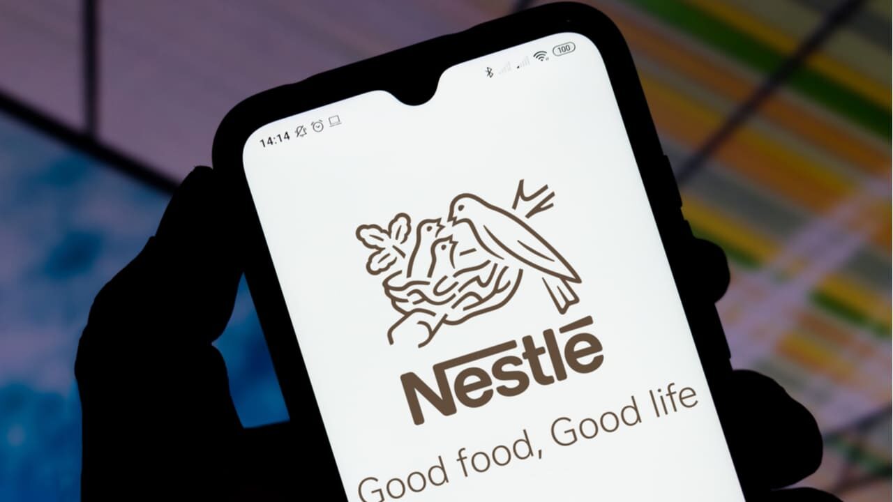 Imagem de um celular com a foto da Nestlé